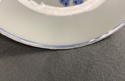Een Chinese blauw-witte 'Drie vrienden van de winter' schotel, Xuande mark, Kangxi